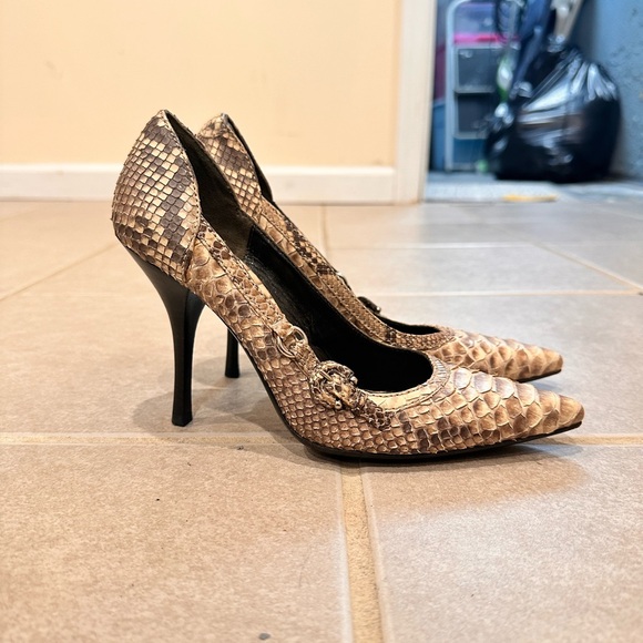 Burberry Snakeskin Patterned High Heels (37) - Picture 3 of 15